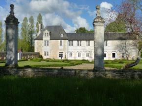 Гостиница LOGIS du Château du Bois Doucet  Биньу
